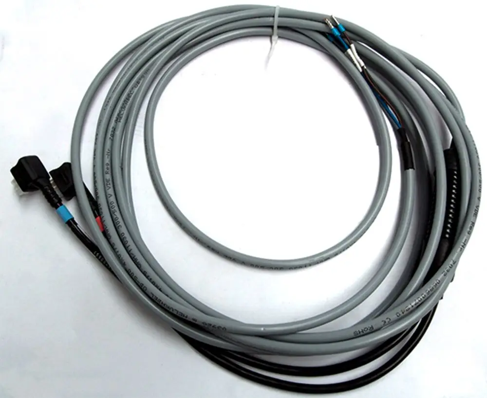 Graues Kabel mit mehreren Drähten, einem steckerartigen Anschluss und weiteren freiliegenden Leitungen, geeignet für Daikin Systeme.